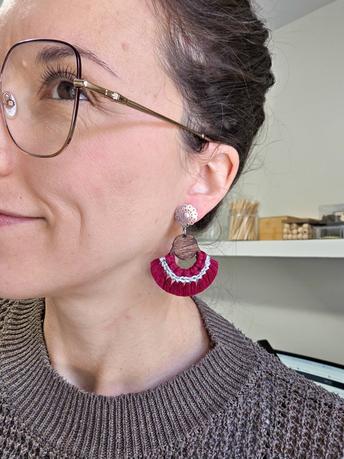 *Mini collection des fêtes* Boucles d'oreilles en macramé, base en bois, couleur bourgogne et or