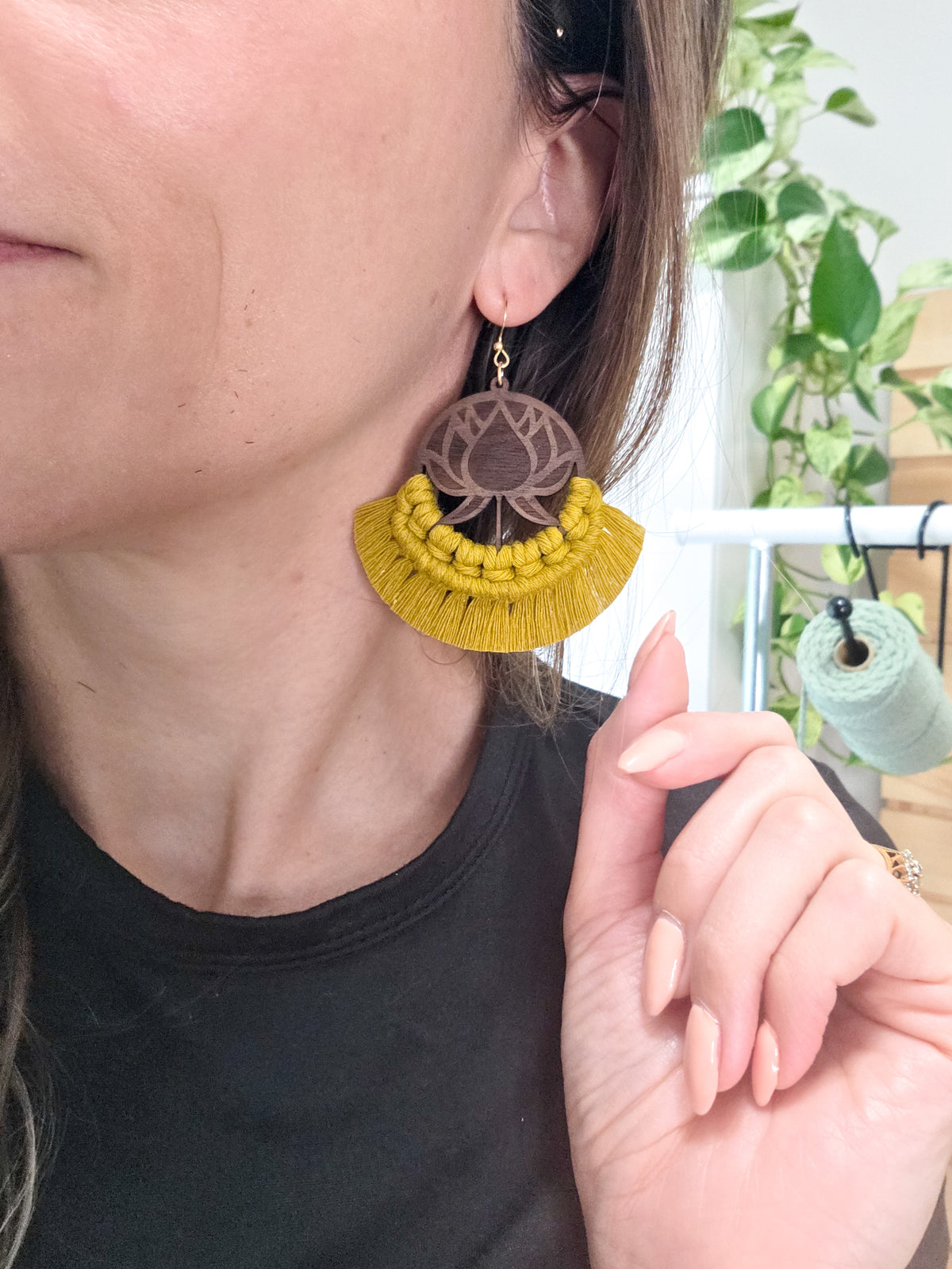Boucles d’oreilles Lotus en macramé et bois de cerisier - Format grand