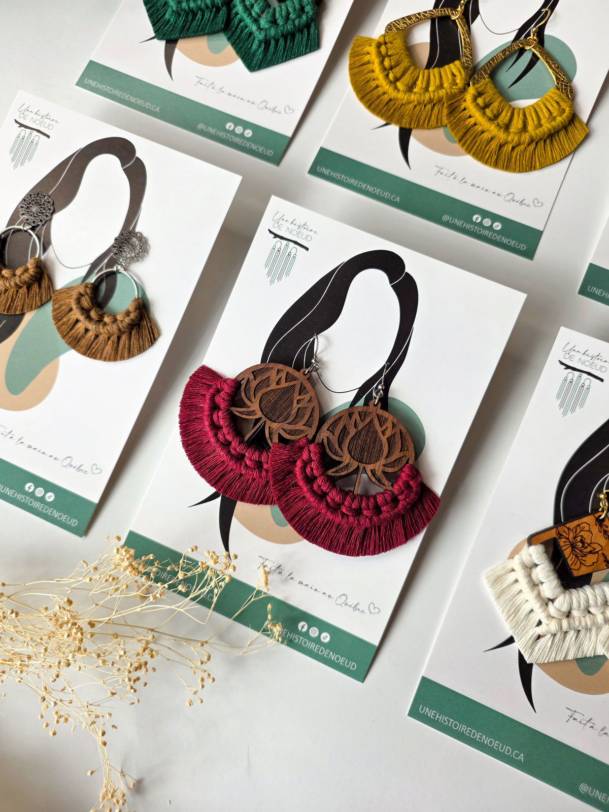 Boucles d’oreilles Lotus en bois de noyer – Macramé bohème, couleur rouge cerise et argent