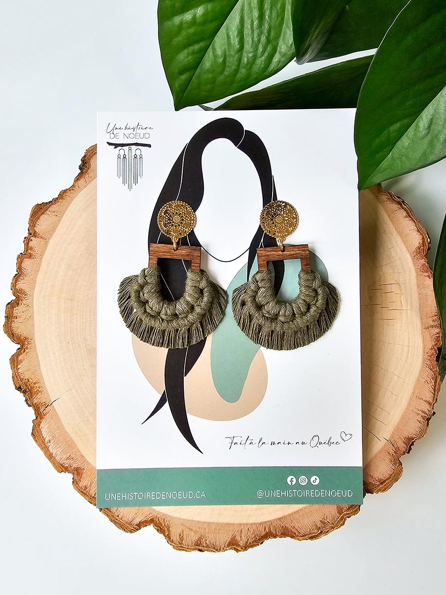 Boucles d'oreilles en macramé sur base en bois, couleur olive et crochet or
