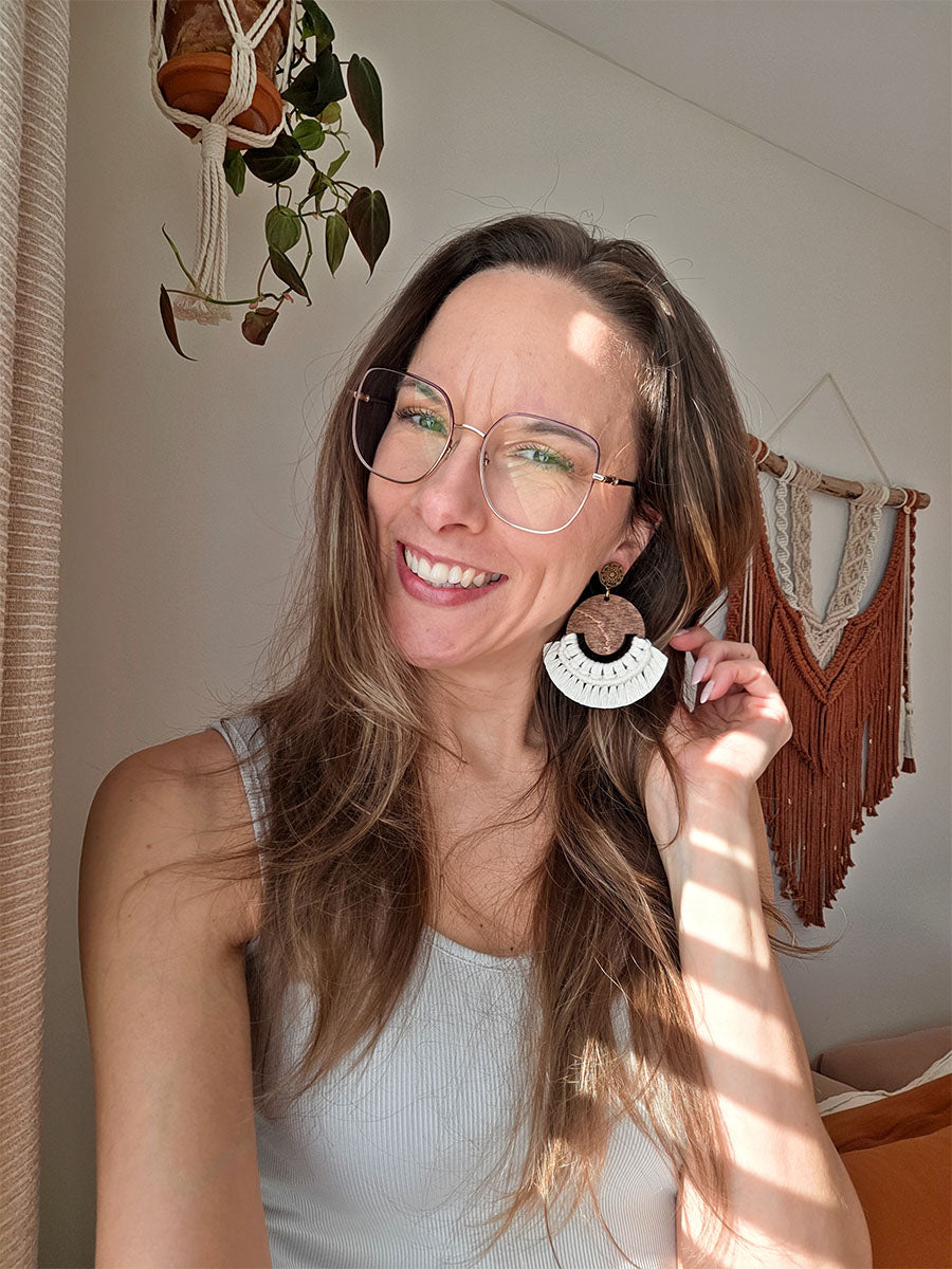 Boucles d’oreilles Isara – Macramé bohème, couleur naturel et or