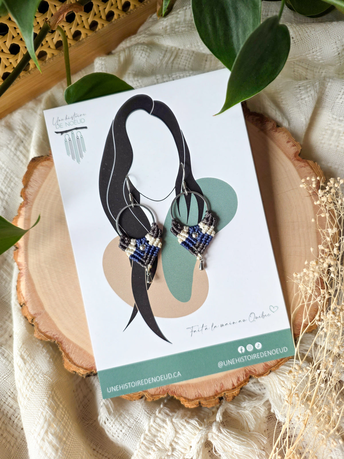 Boucles d’oreilles Ankaa – Micro-macramé bohème, gris, naturel, bleu et argent
