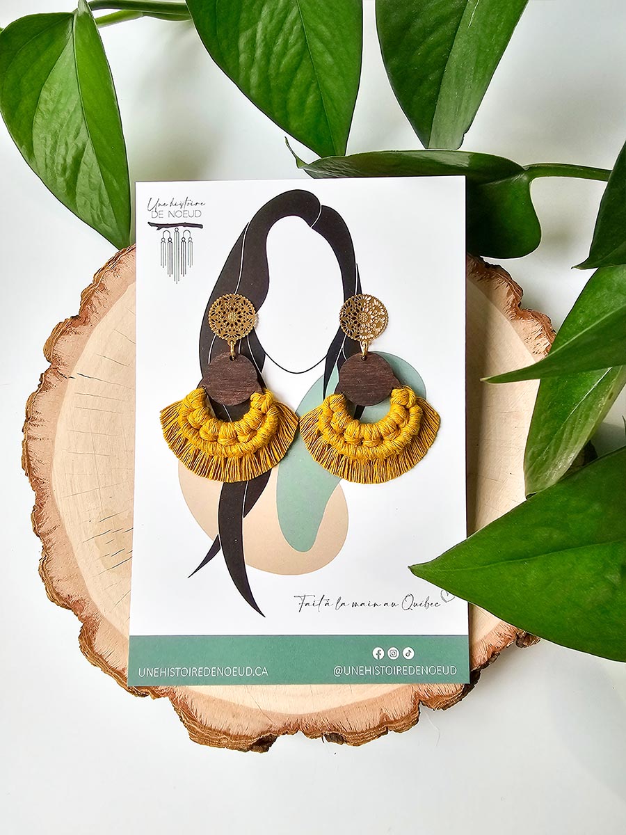 Boucles d'oreilles en macramé, base en bois, couleur jaune épicé, attaches or