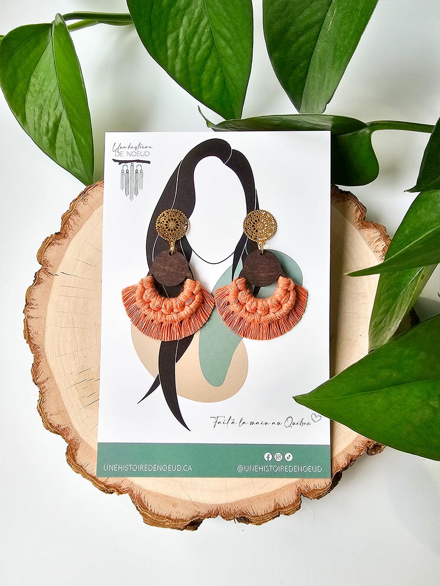Boucles d'oreilles en macramé, base en bois, couleur orange brûlé, attaches or