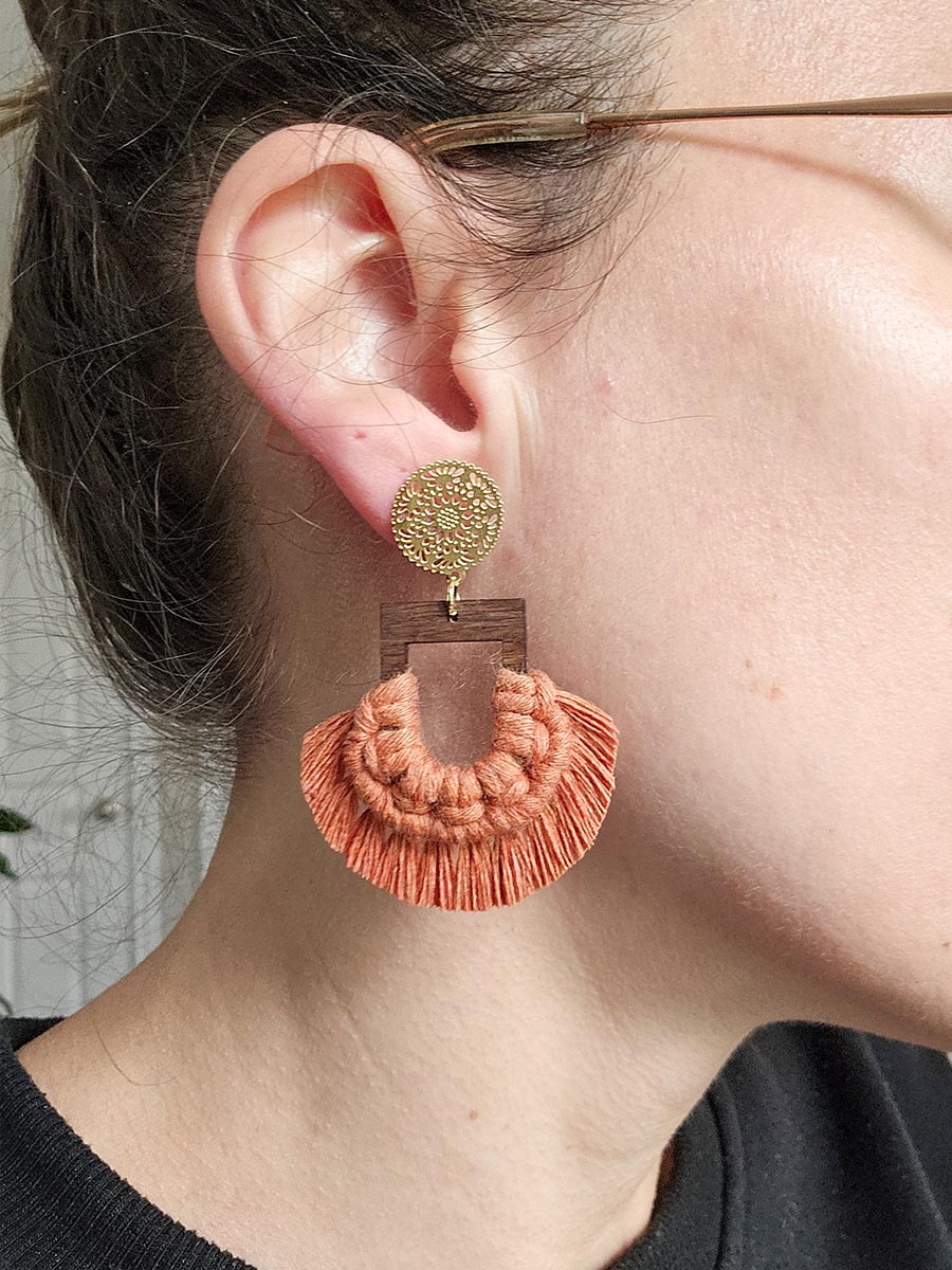 Boucles d'oreilles en macramé sur base en bois, couleur olive et crochet argent