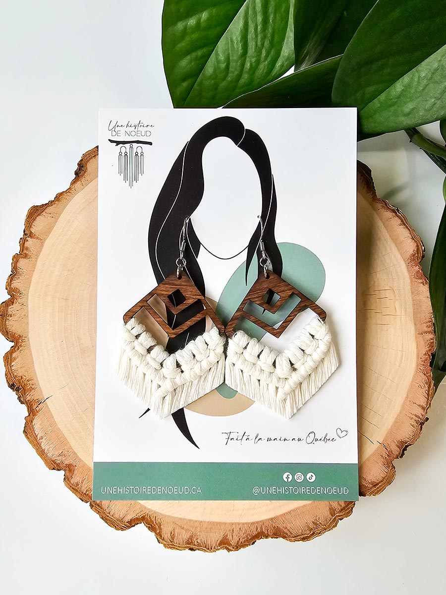 Boucles d'oreilles en macramé sur base en bois grande, couleur naturel et crochet argent