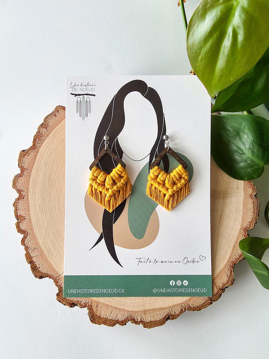 Boucles d’oreilles sur base en bois petite, couleur jaune moutarde et attaches argent