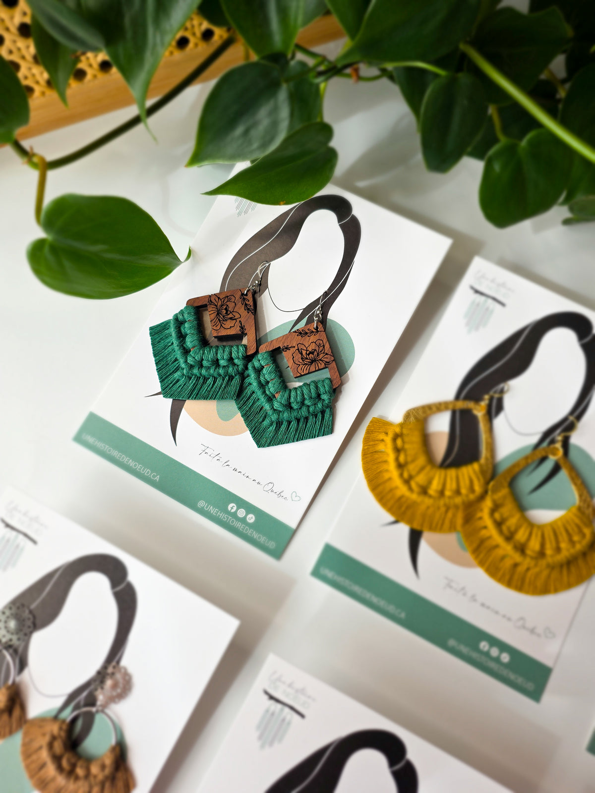 Boucles d’oreilles Flora en bois de noyer – Macramé bohème, couleur vert forêt et argent