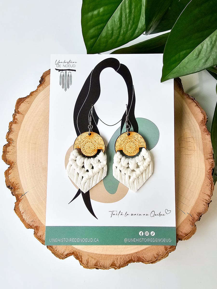 Boucles d'oreilles en macramé sur base en bois mandala, couleur naturel et crochet argent
