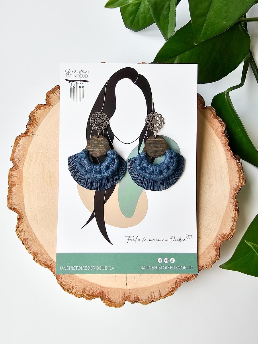 Boucles d'oreilles en macramé, base en bois, couleur bleu foncé, attaches argent