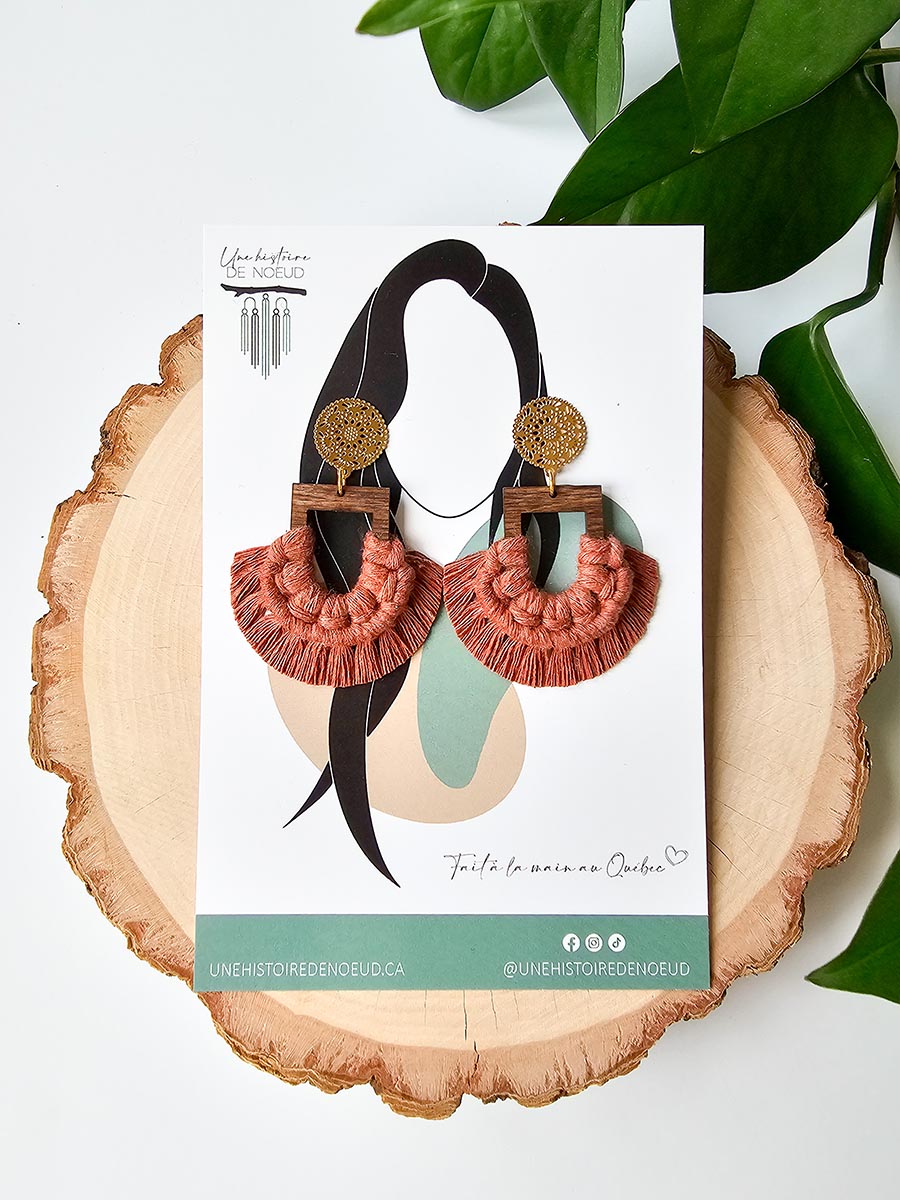 Boucles d'oreilles en macramé sur base en bois, couleur cannelle et crochet or