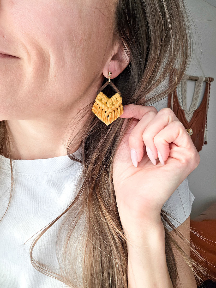 Boucles d’oreilles Élora – Macramé bohème, couleur jaune moutarde et or
