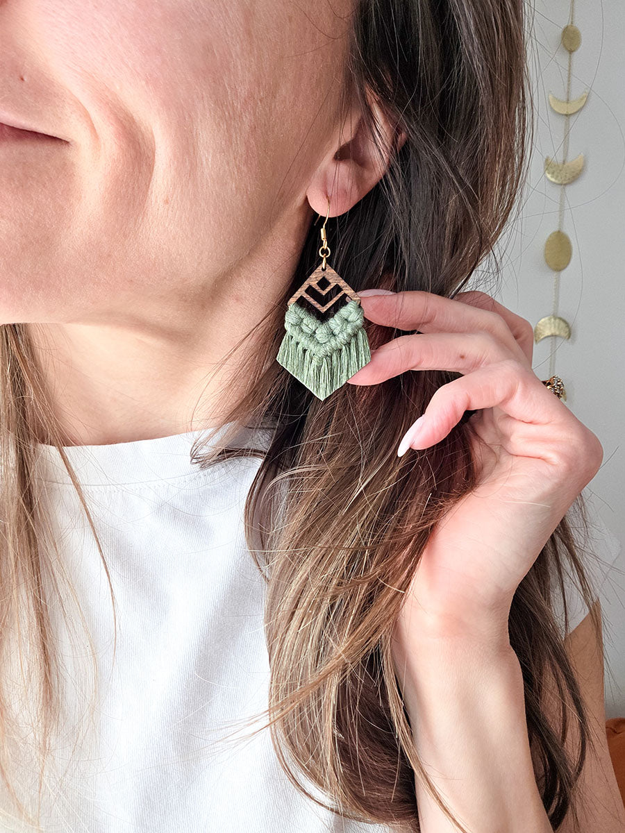 Boucles d’oreilles Zaya – Macramé bohème, couleur eucalyptus et or