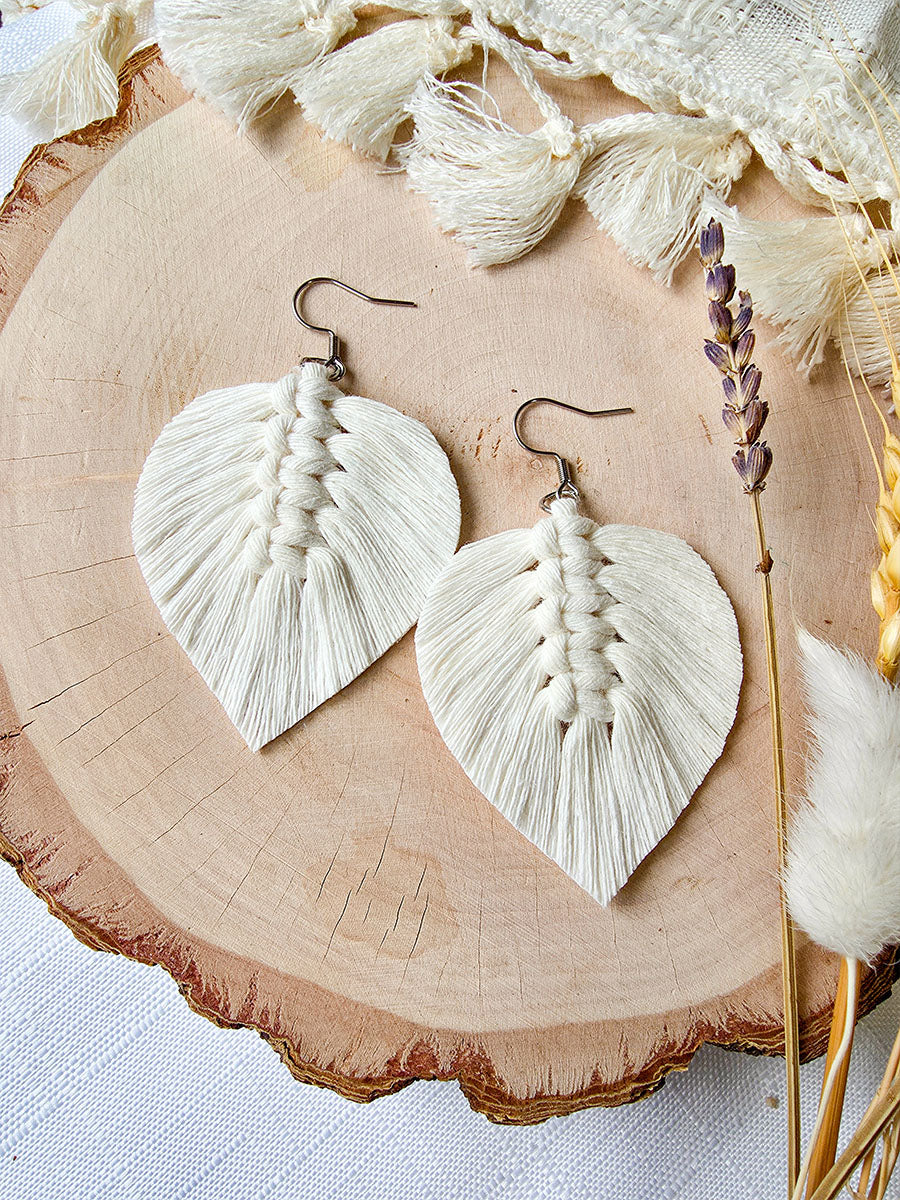 Boucles d’oreilles Plume – Macramé bohème, couleur naturel et argent