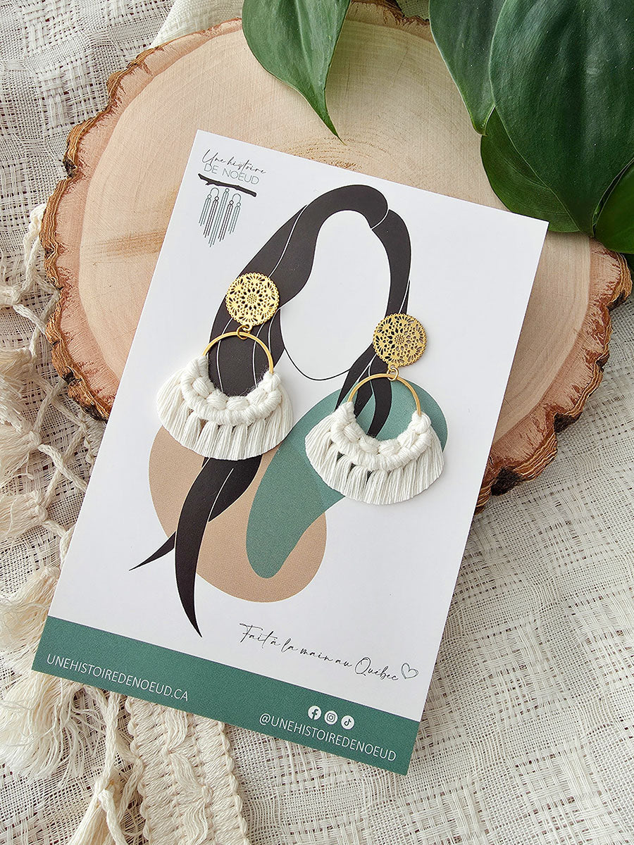Boucles d’oreilles Noélia – Macramé bohème, couleur naturel et or