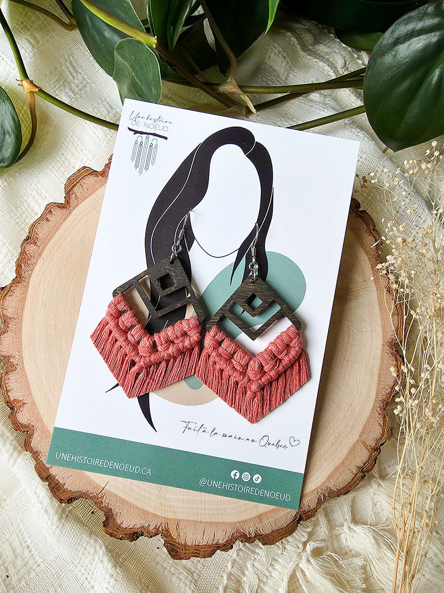 Boucles d’oreilles Azaya – Macramé bohème, couleur pivoine et argent