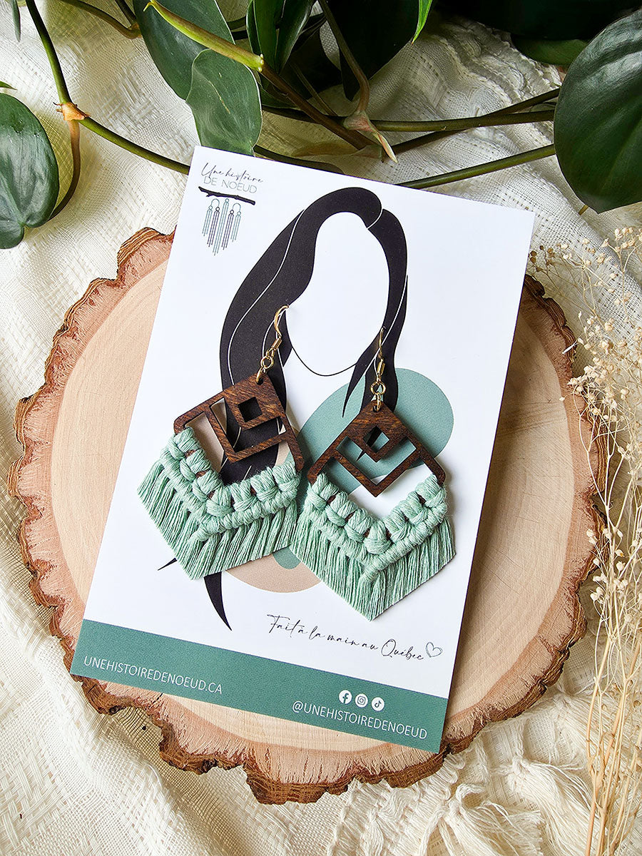 Boucles d’oreilles Azaya – Macramé bohème, couleur aloes et or