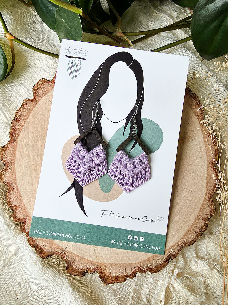 Boucles d’oreilles Élora – Macramé bohème, couleur lavande et argent