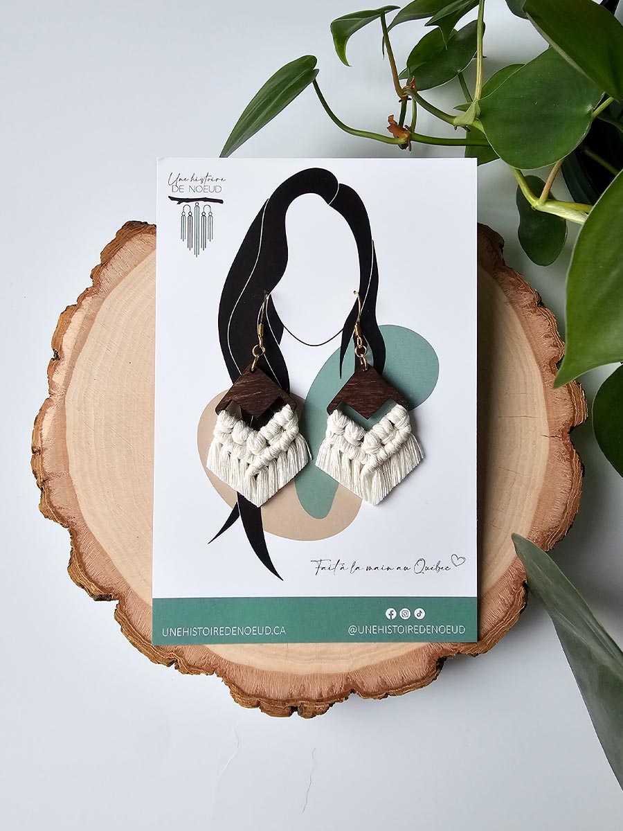 Boucles d’oreilles sur base en bois petite, couleur naturel et crochet or