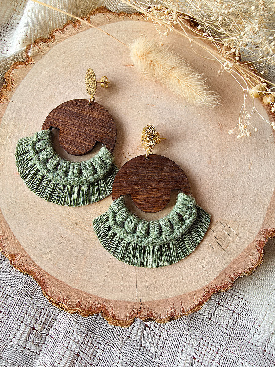 Boucles d’oreilles Isara – Macramé bohème, couleur eucalyptus et or