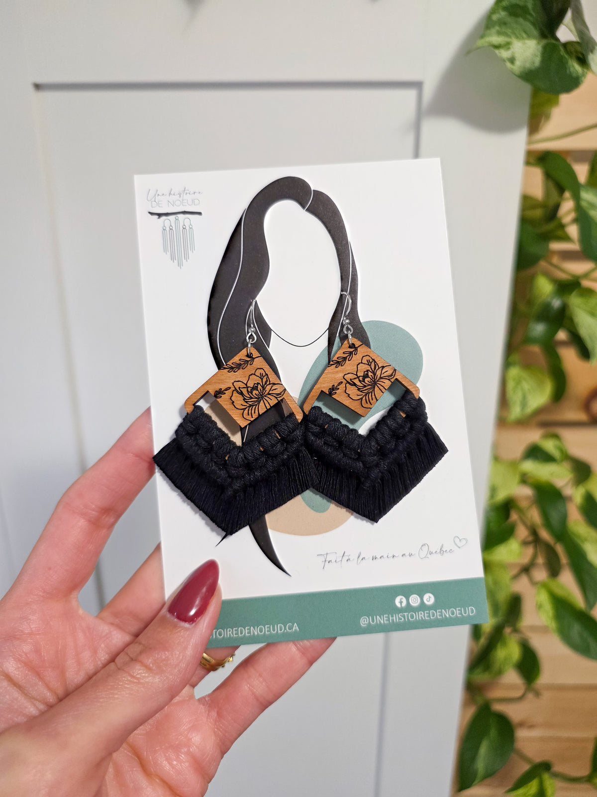 Boucles d’oreilles Flora en bois de cerisier – Format grand, couleur noir et argent