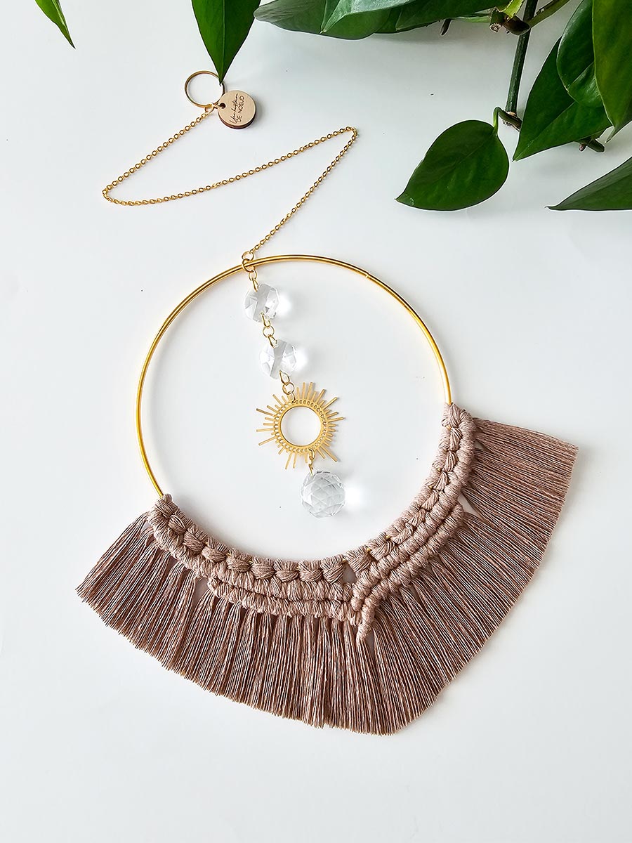 Capteur de soleil en macramé avec breloque soleil, taupe