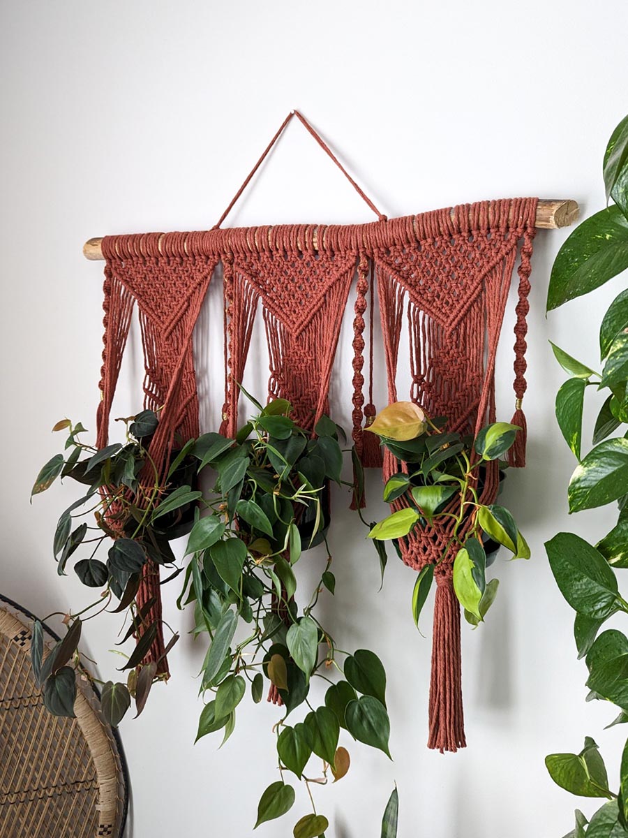 JARDINIÈRE MURALE TRIPLE / Jardinière murale en macramé couleur rouille