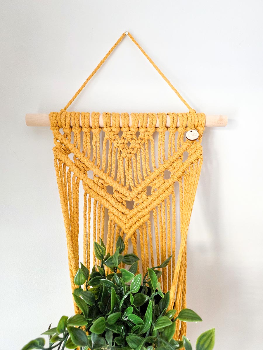 Jardinière murale Clara – Macramé bohème, couleur jaune moutarde