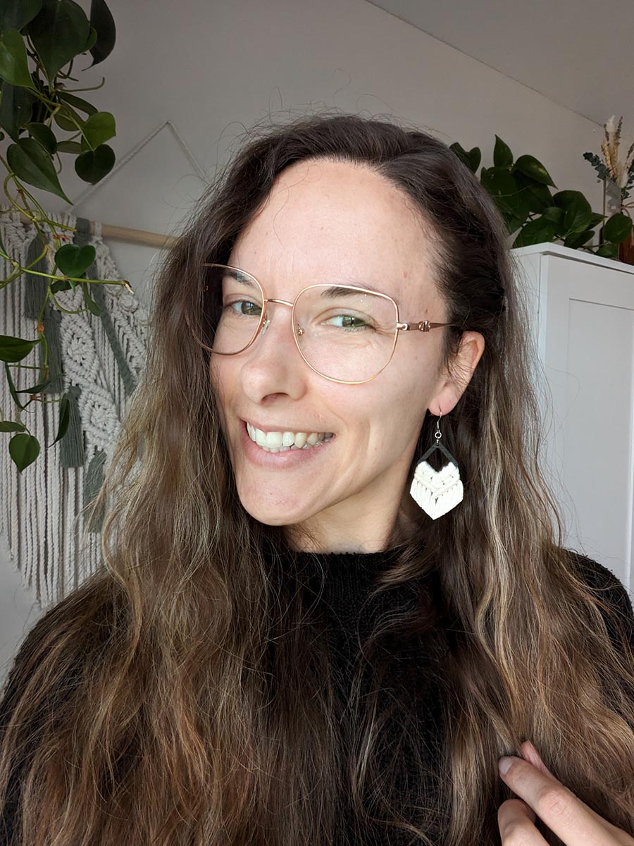Boucles d'oreilles en macramé sur base en bois format petite, couleur eucalyptus et crochet argent