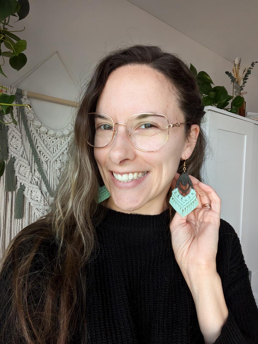 Boucles d'oreilles en macramé sur base en bois longue, couleur vert forêt et crochet or