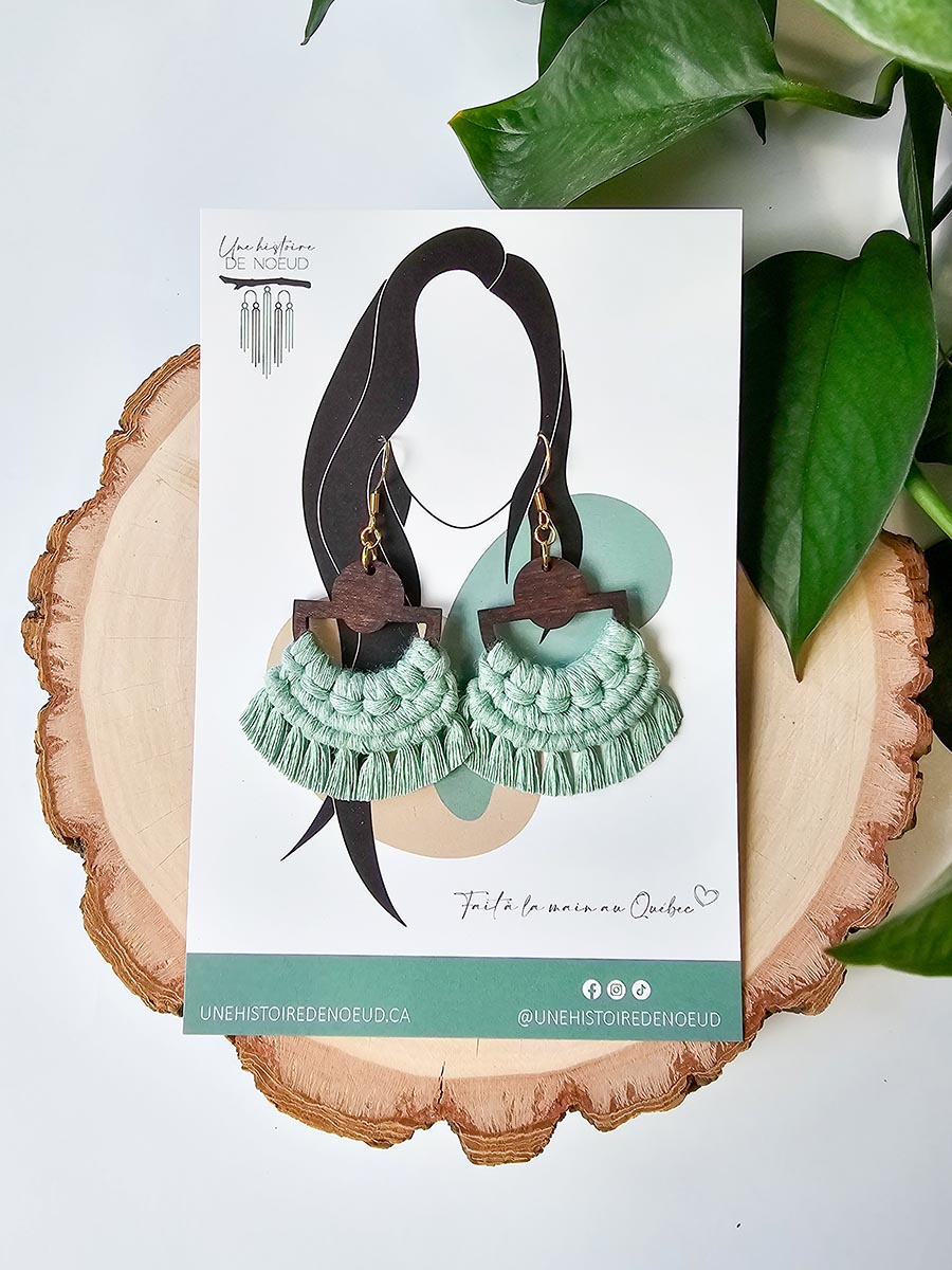 Boucles d'oreilles en macramé, base en bois, couleur aloès et crochets or