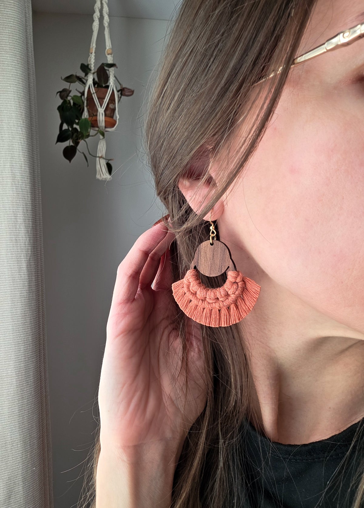 Boucles d’oreilles Sorel en bois de noyer – Format grand, terracota et or