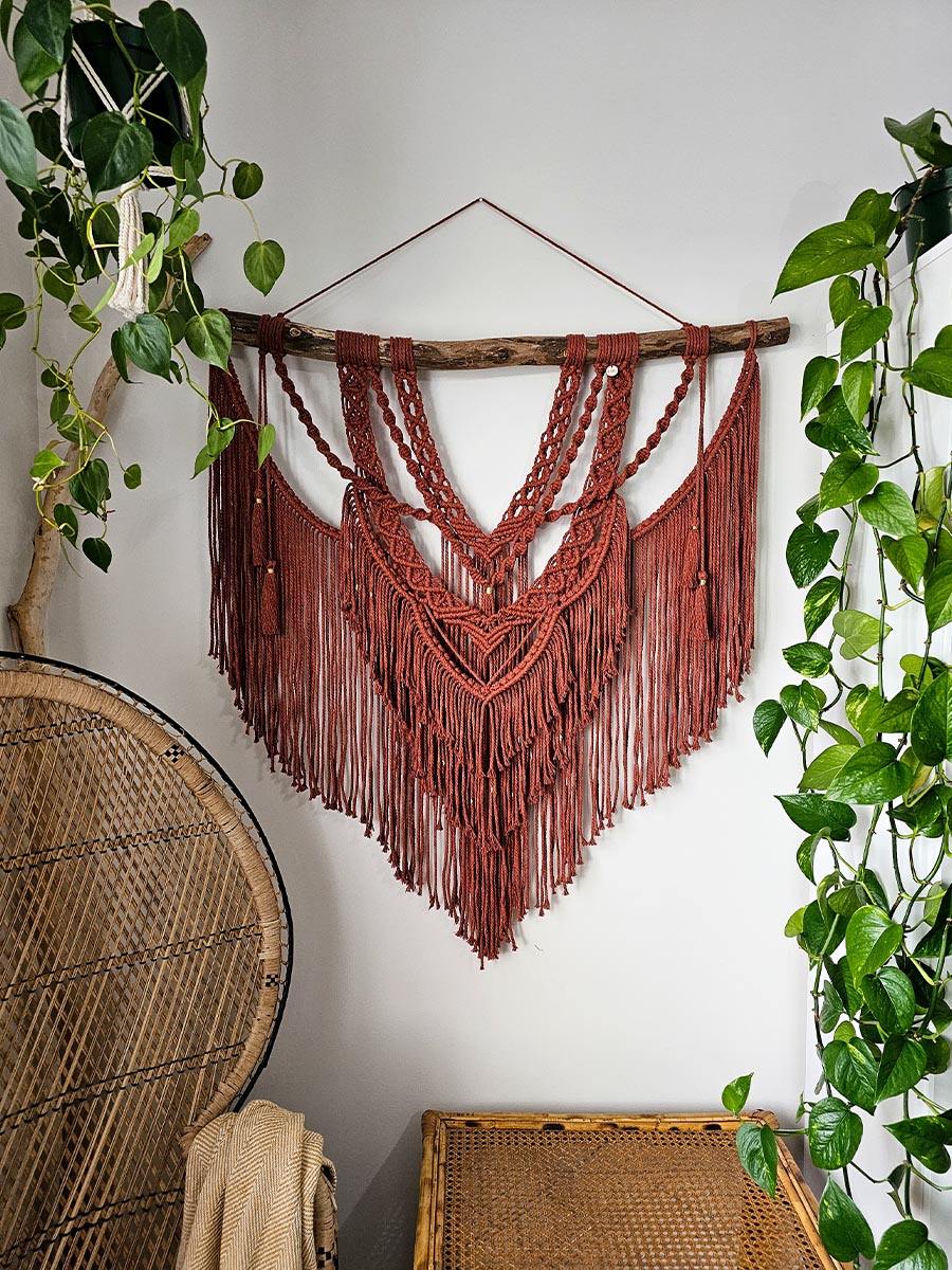 Grand macramé mural couleur marsala