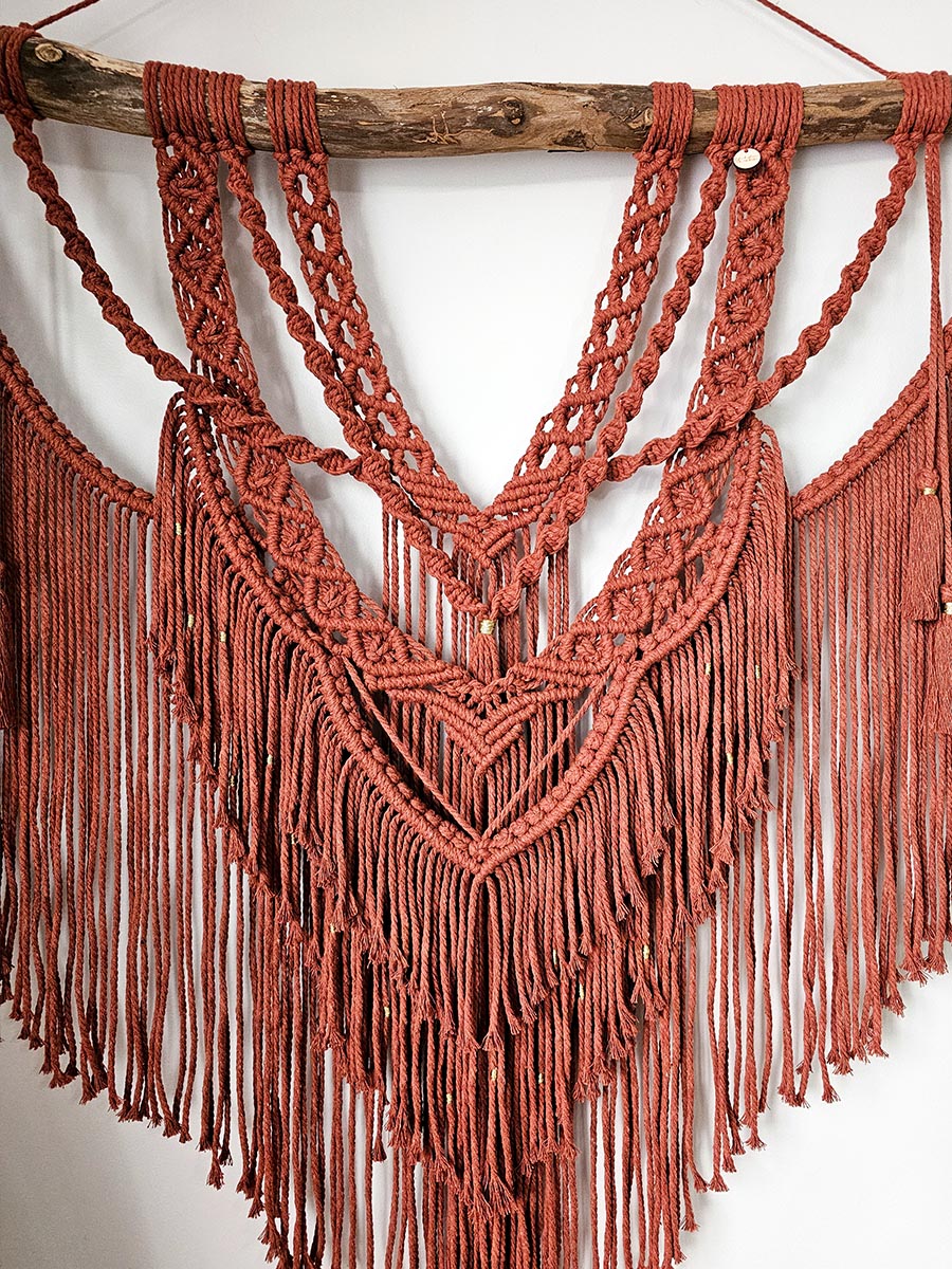 Grand macramé mural couleur marsala