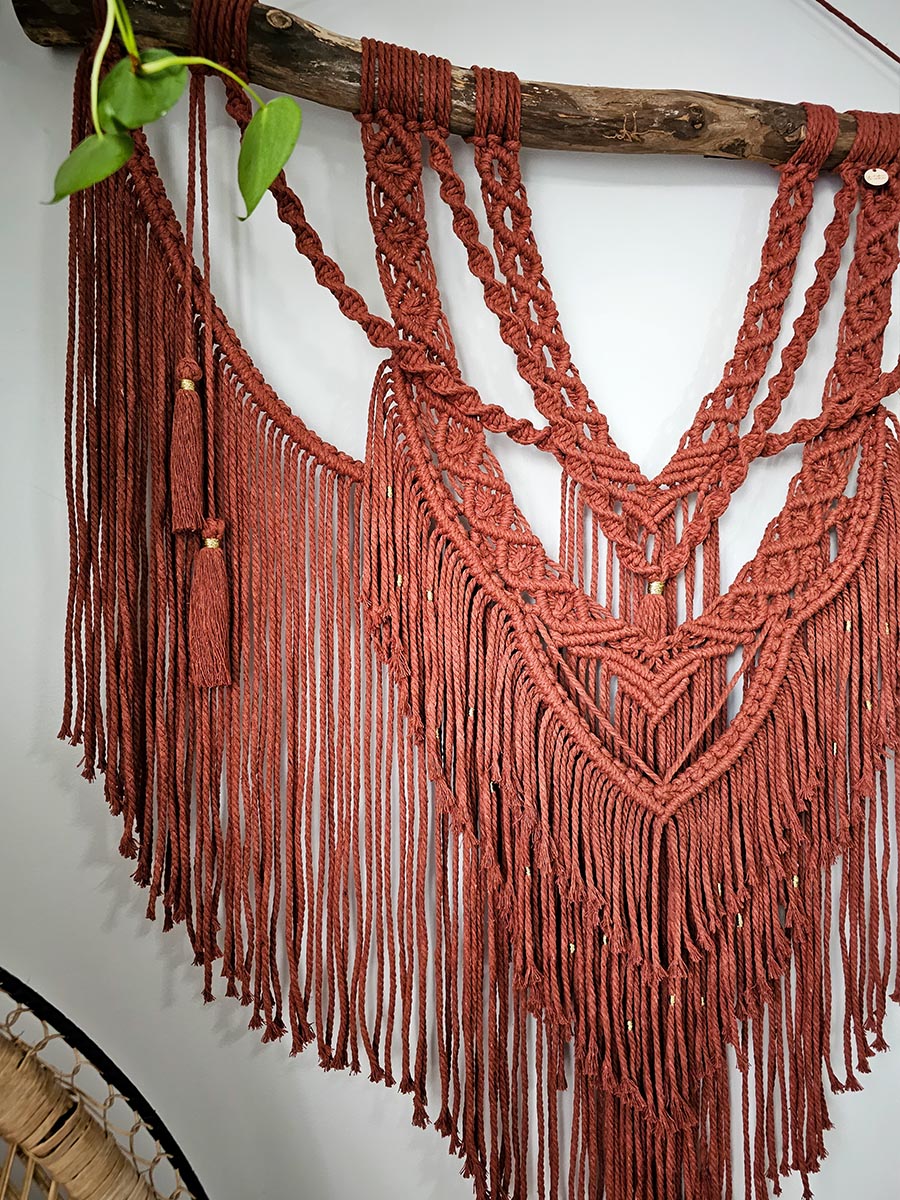 Grand macramé mural couleur marsala