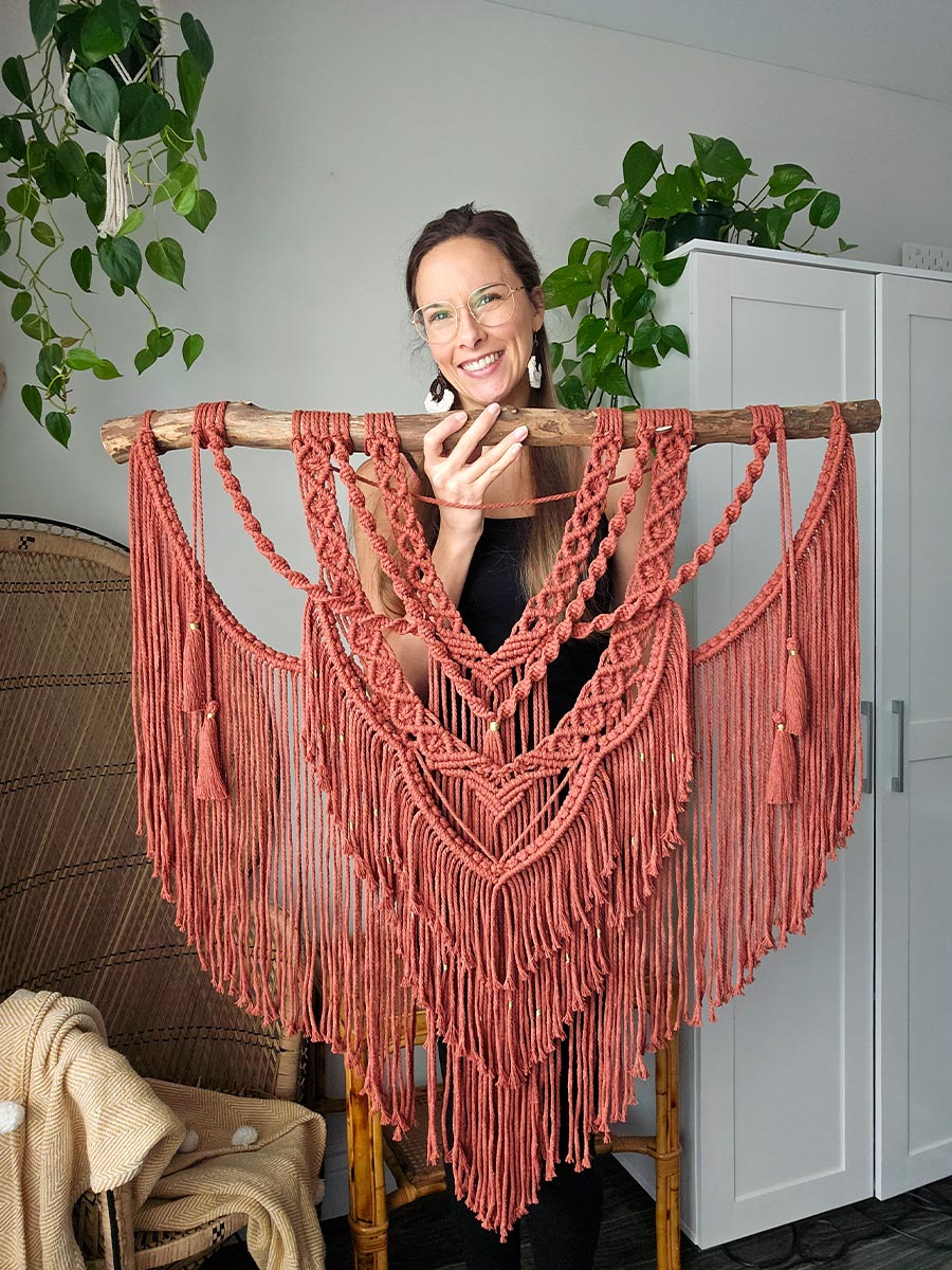 Grand macramé mural couleur marsala