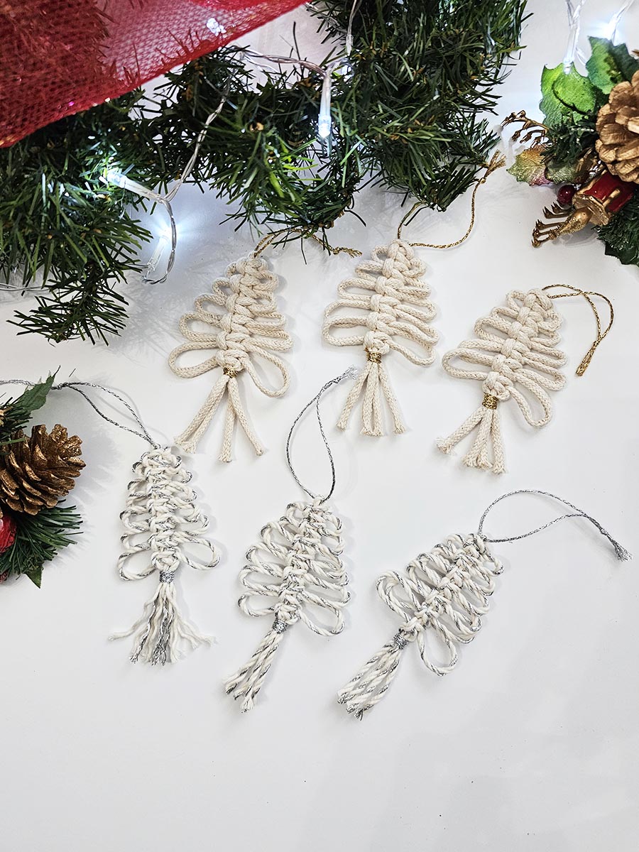 Ornements de sapin en macramé