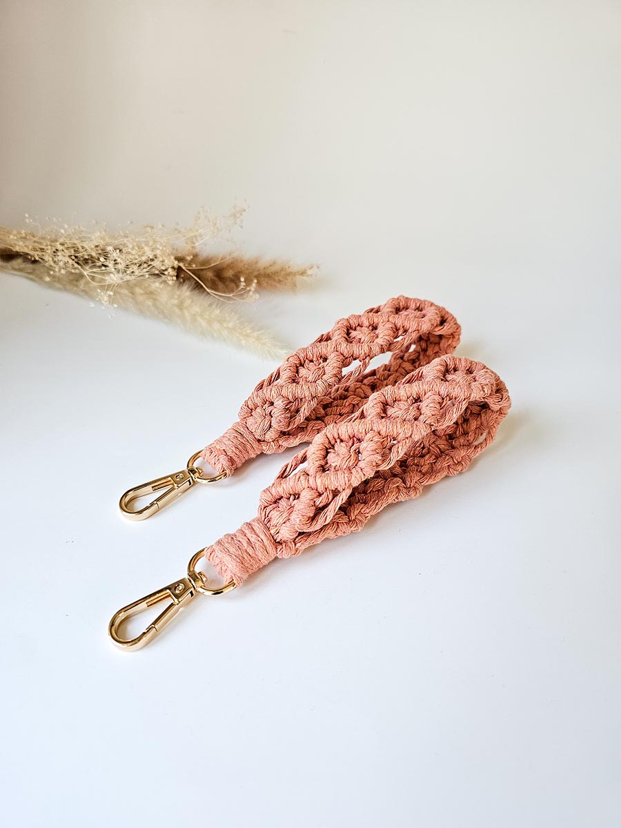 Porte-clés de poignet large en macramé