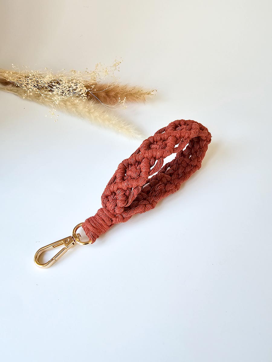 Porte-clés de poignet large en macramé