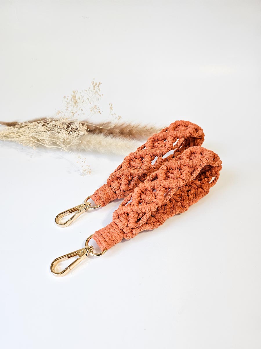 Porte-clés de poignet large en macramé