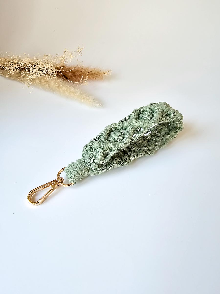 Porte-clés de poignet large en macramé