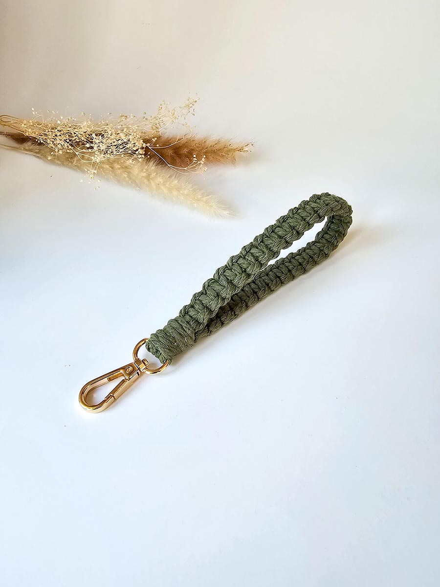 Porte-clés de poignet mince en macramé