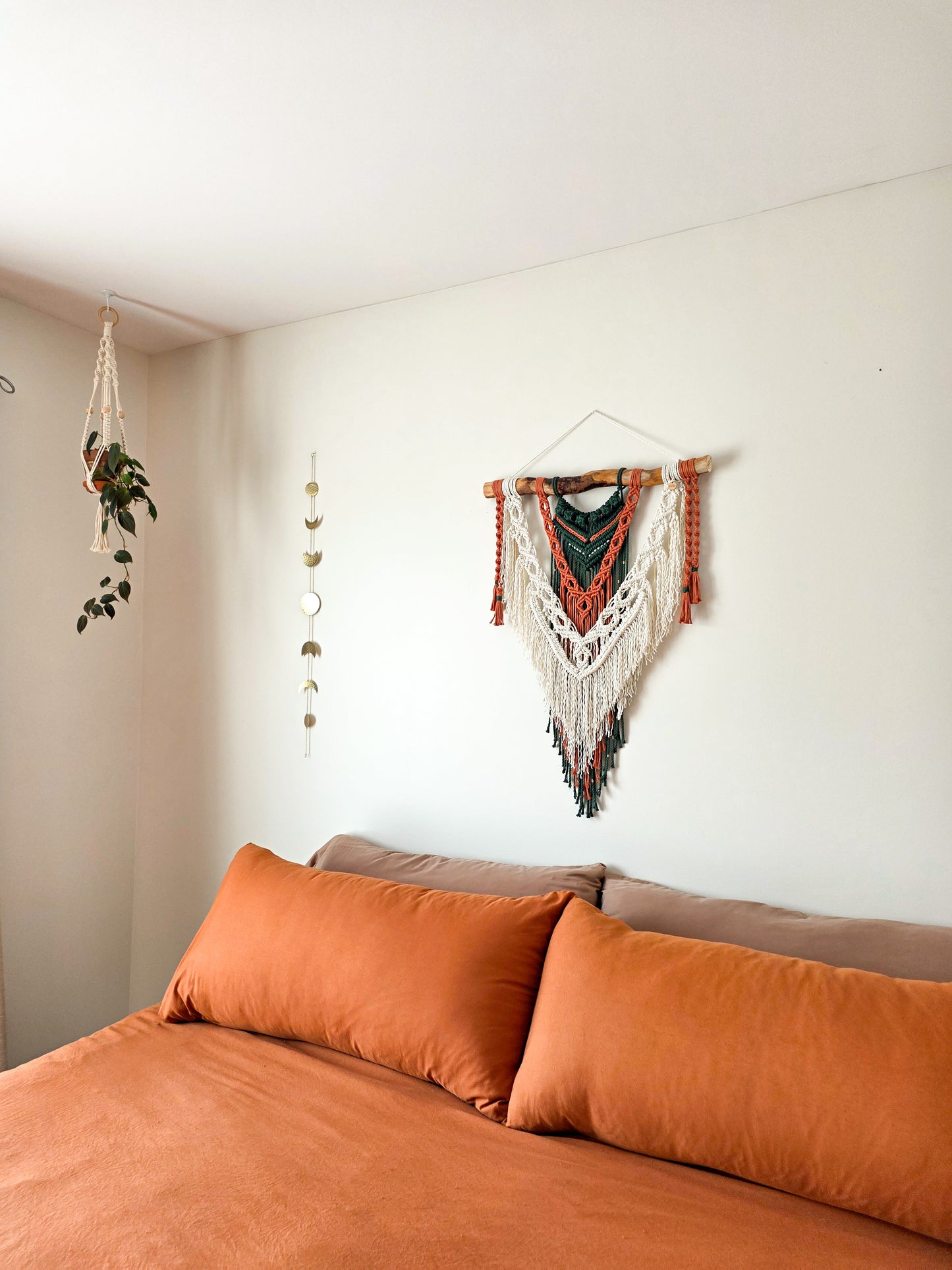 Macramé mural Kaïa – pièce unique nouée à la main, tons ivoire, terracotta et vert sapin, Une Histoire De Noeud