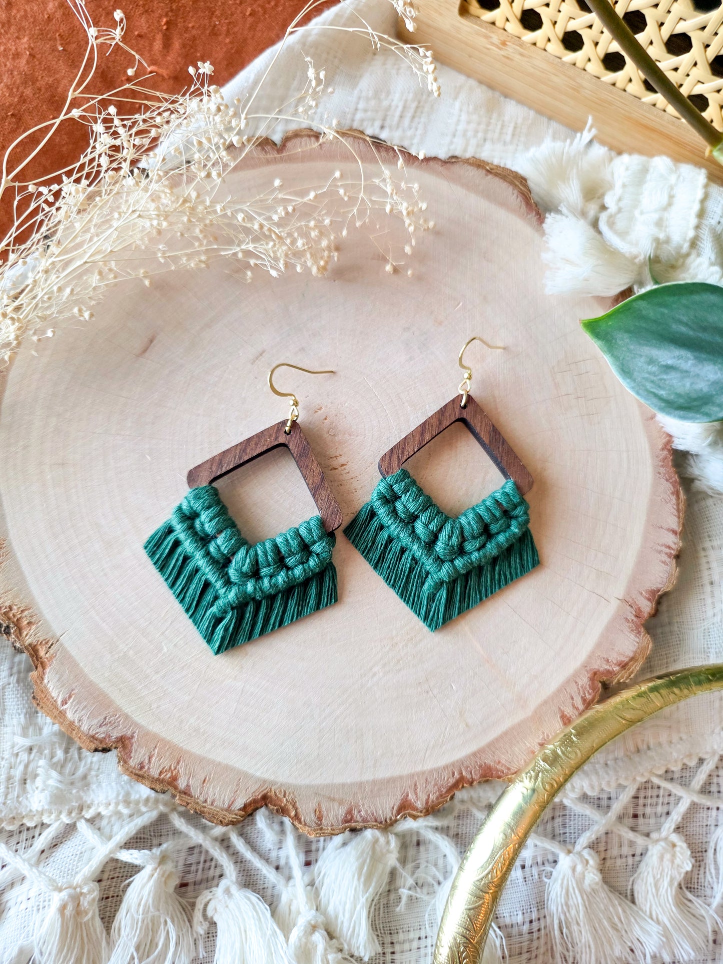 Boucles d’oreilles Élina en bois de noyer – Macramé bohème, couleur vert forêt et argent