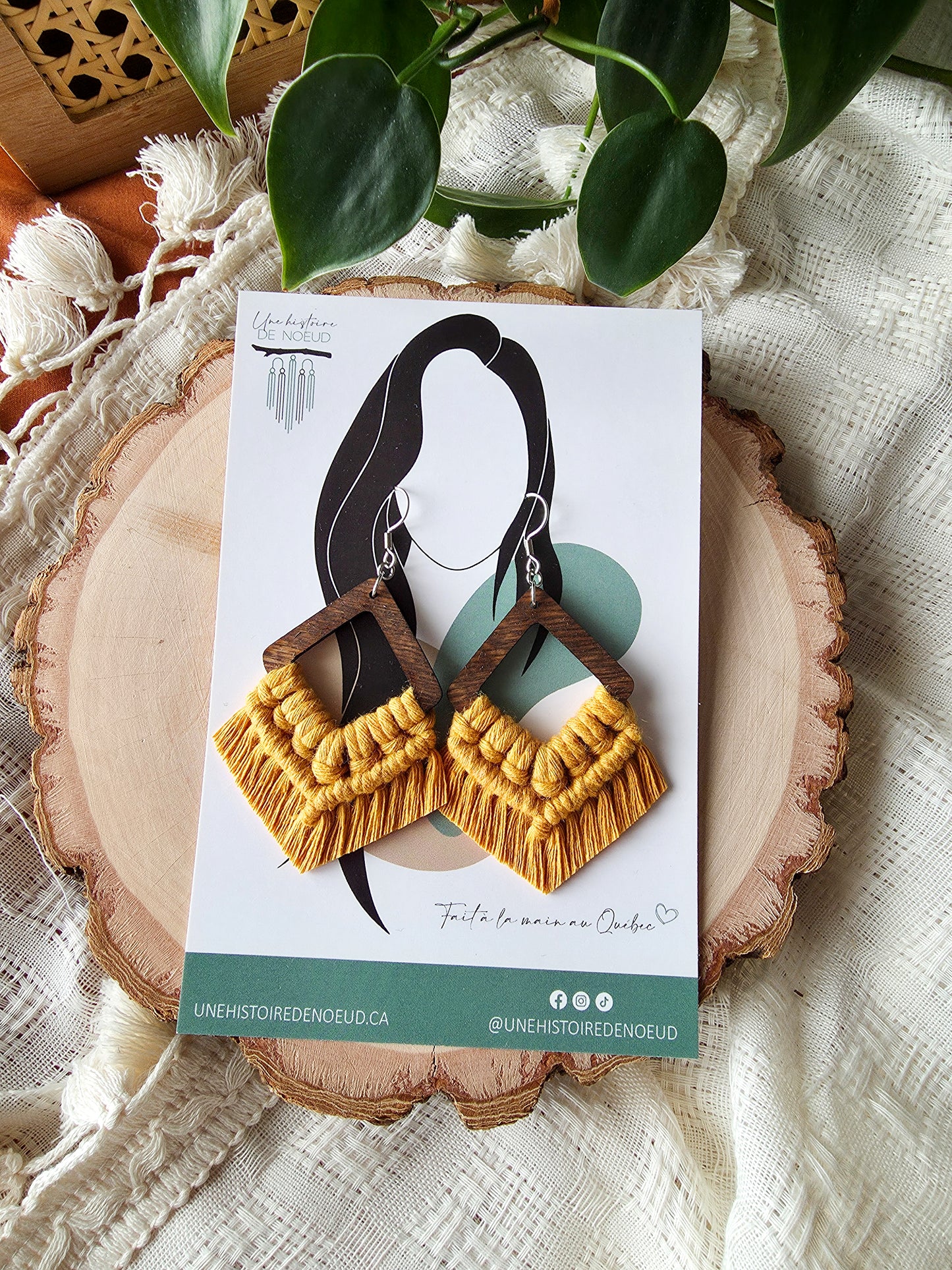 Boucles d’oreilles Élina – Macramé bohème, couleur jaune moutarde et argent