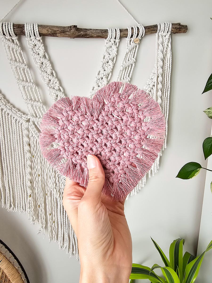 Sous-verre en macramé en forme de coeur
