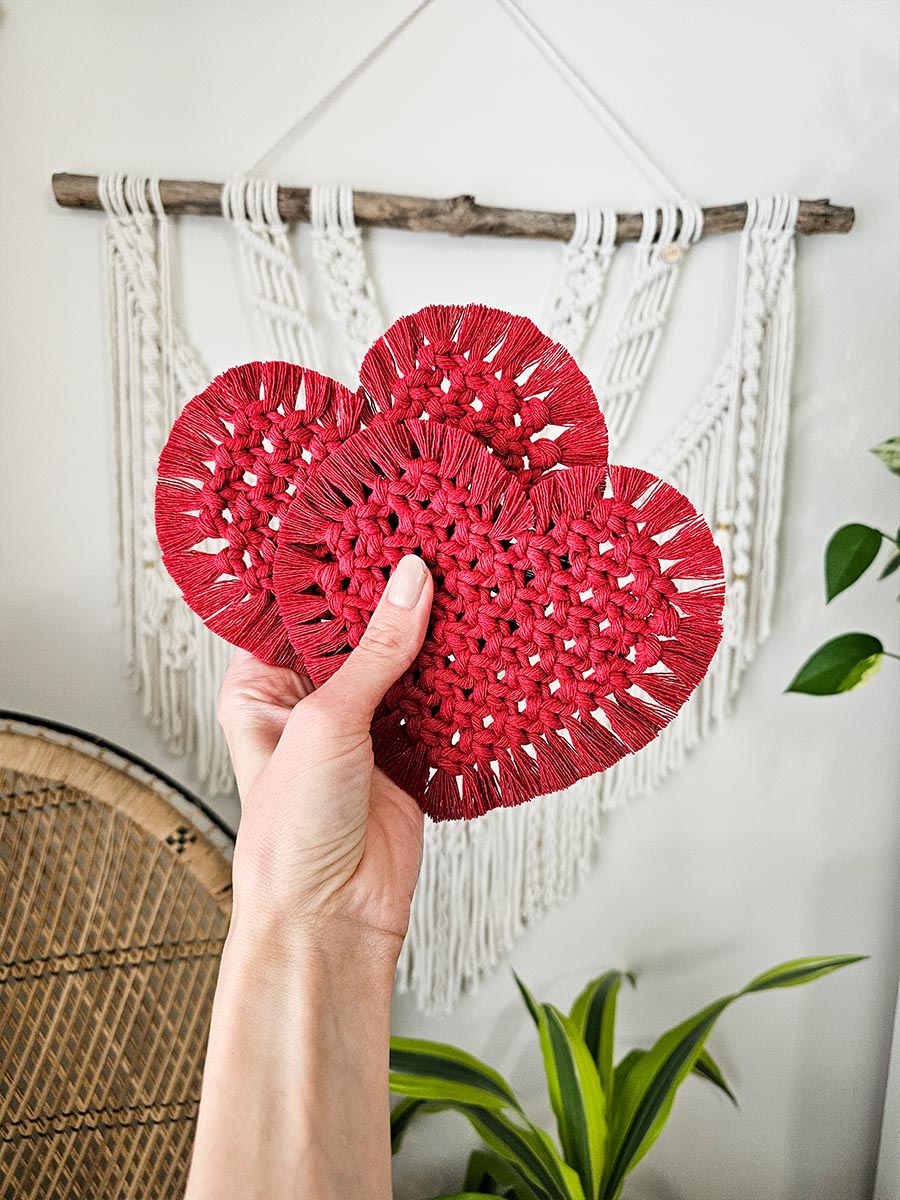 Sous-verre en macramé en forme de coeur