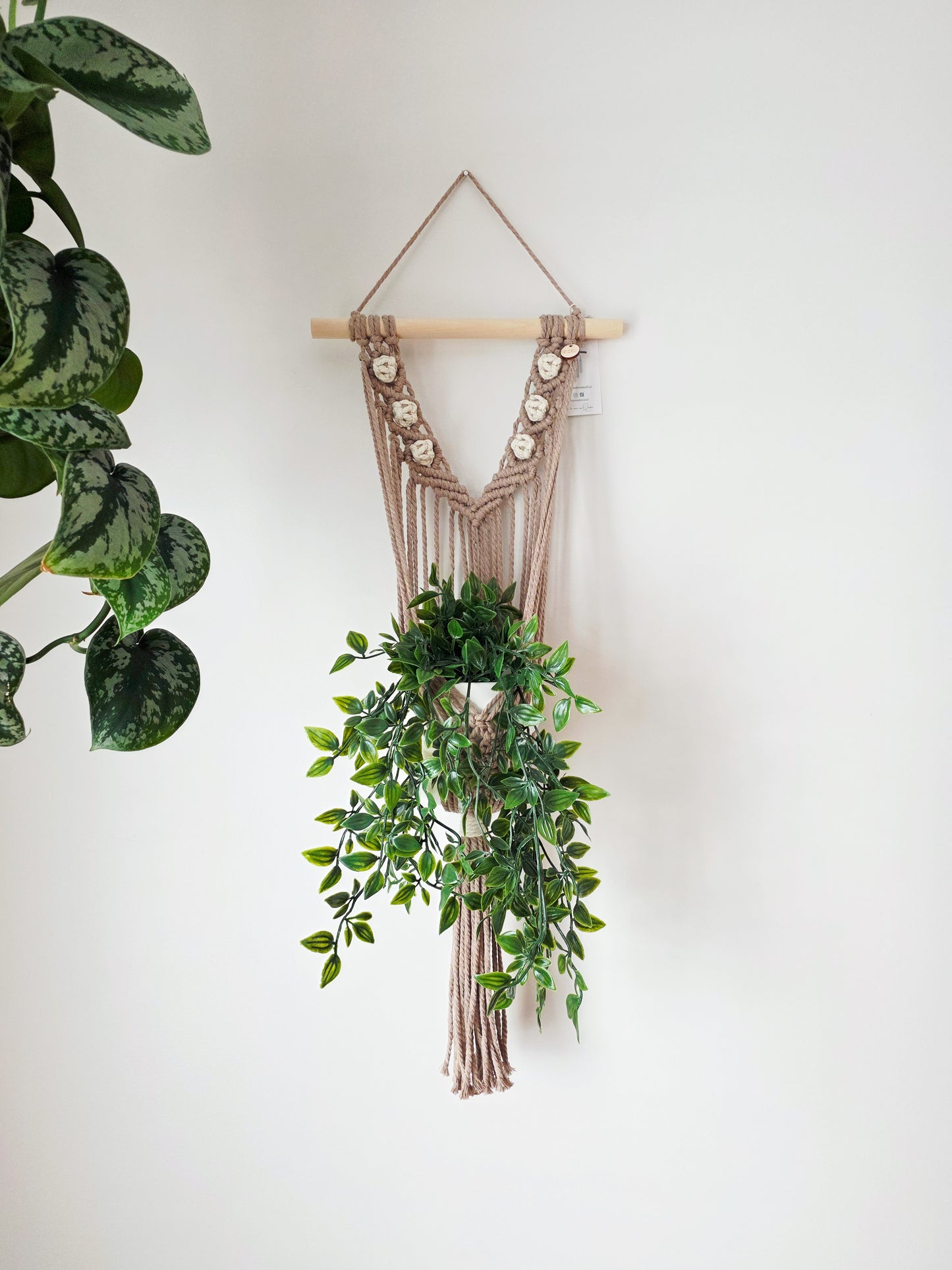 Jardinière murale Nahia – Macramé bohème, couleur taupe et naturel