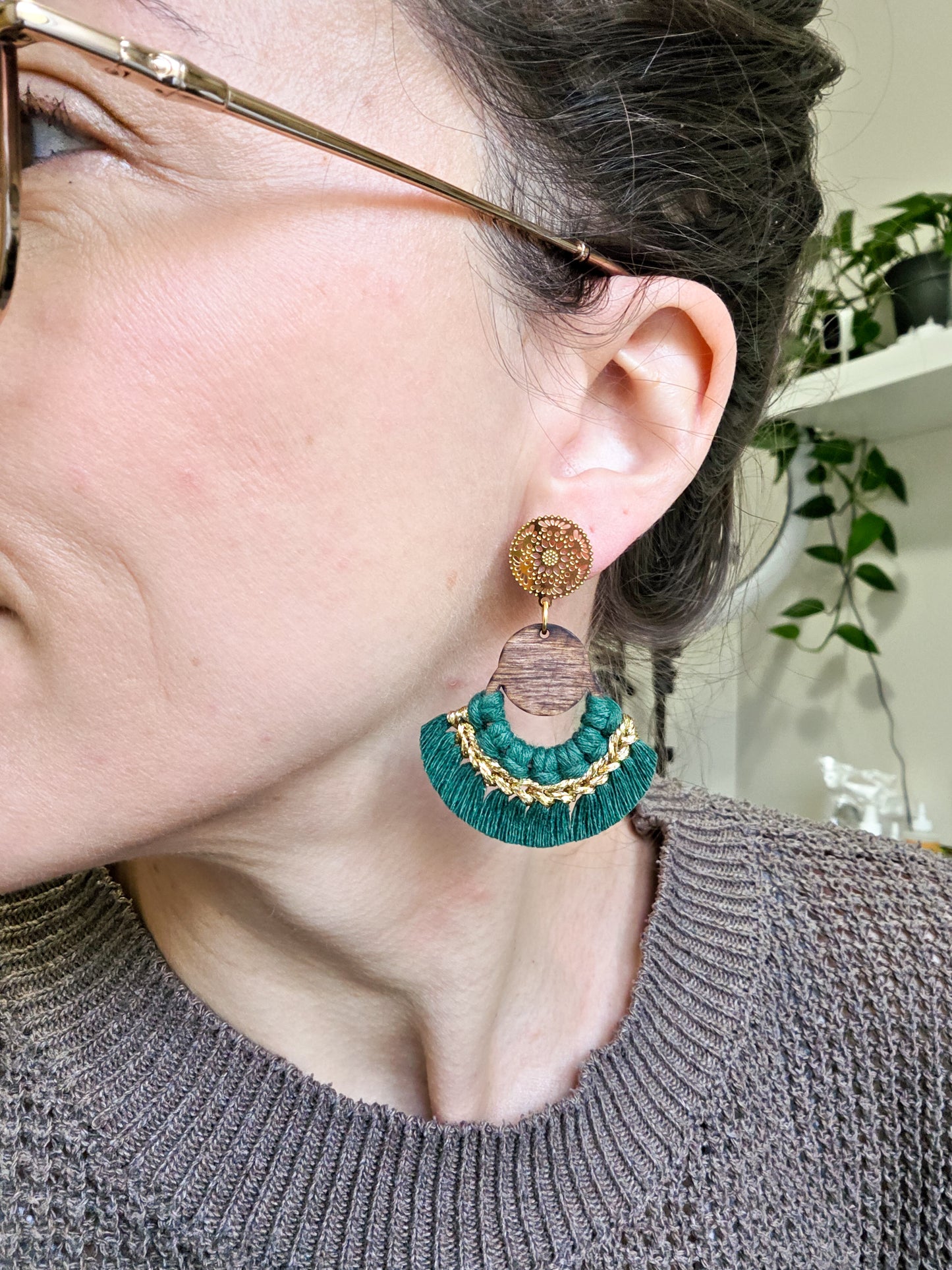 *Mini collection des fêtes* Boucles d'oreilles en macramé, base en bois, couleur vert forêt et or