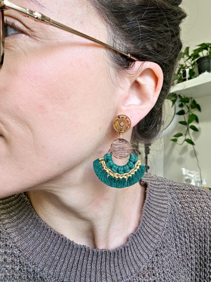 *Mini collection des fêtes* Boucles d'oreilles en macramé, base en bois, couleur vert forêt et or